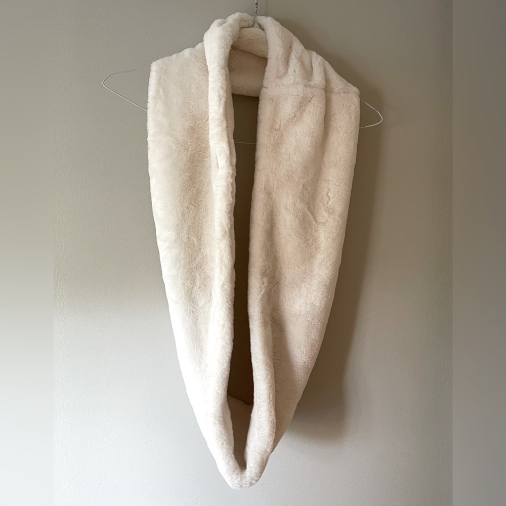 NWT Calvin Klein White/Cream Fur infinity Loop Scarf